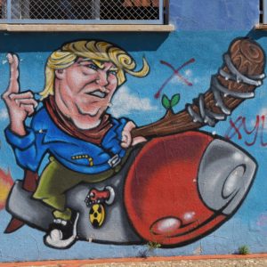 Graffiti de Trump a l'eixida del refugi del castell, Dénia. <a title="User:Joanbanjo" href="//commons.wikimedia.org/wiki/User:Joanbanjo">Joanbanjo</a>, o<span class="int-own-work" lang="en">wn work</span>, <a title="Creative Commons Attribution-Share Alike 4.0" href="https://creativecommons.org/licenses/by-sa/4.0">CC BY-SA 4.0</a>, <a href="https://commons.wikimedia.org/w/index.php?curid=87519102">Link</a>.